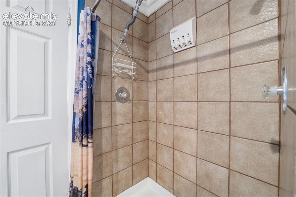 Image 17 of 49: Bathroom