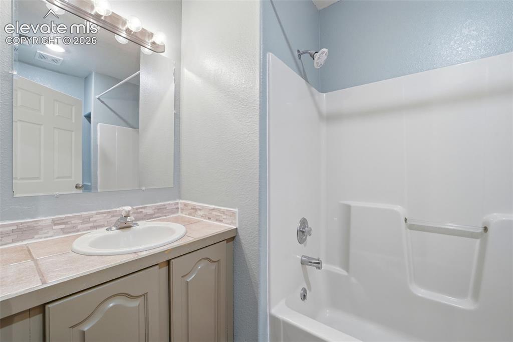 Image 35 of 49: Bathroom