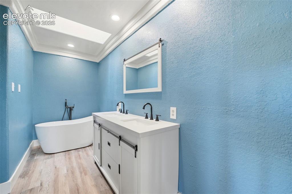 Image 4 of 49: Bathroom