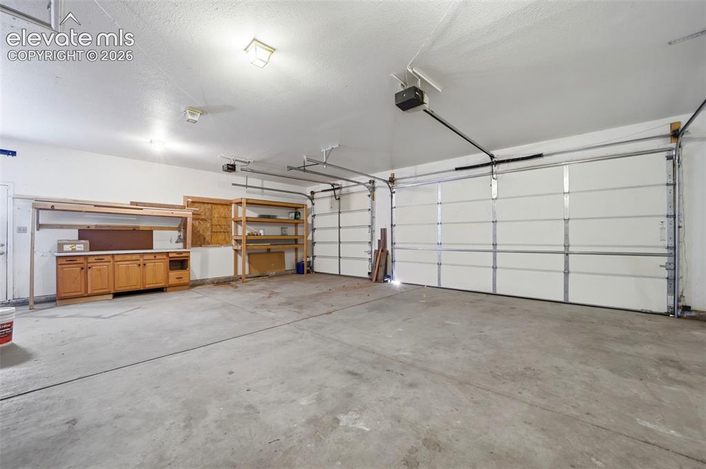 Image 42 of 49: Garage