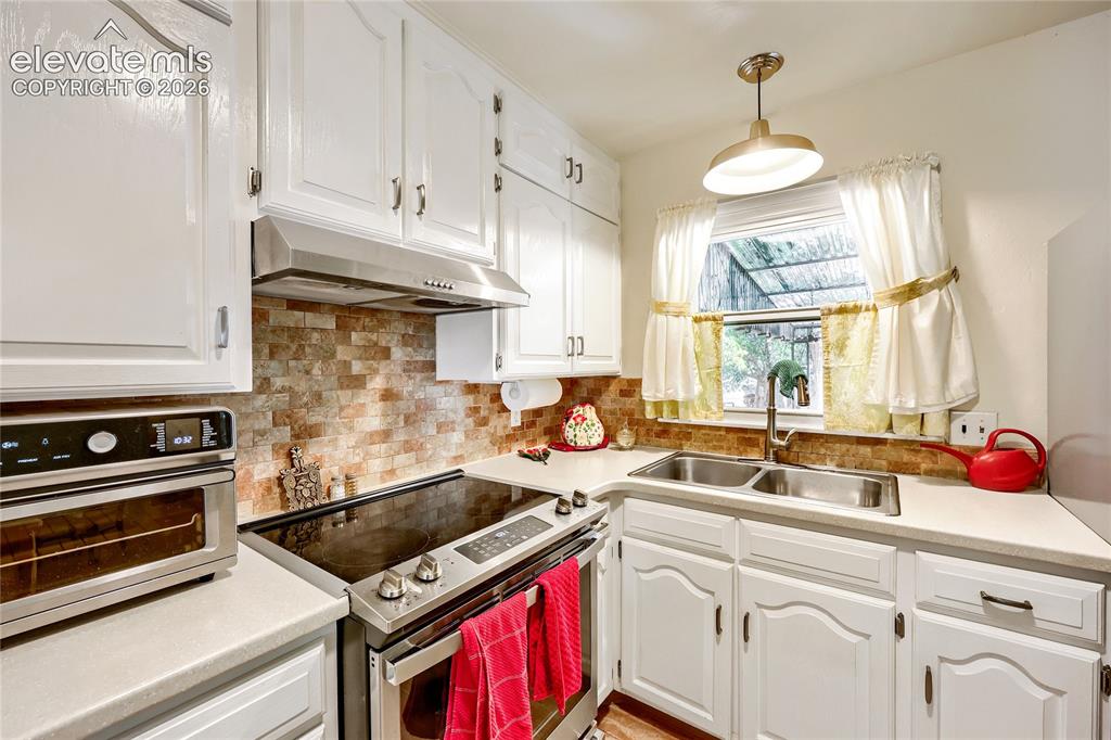 Image 11 of 29: Kitchen