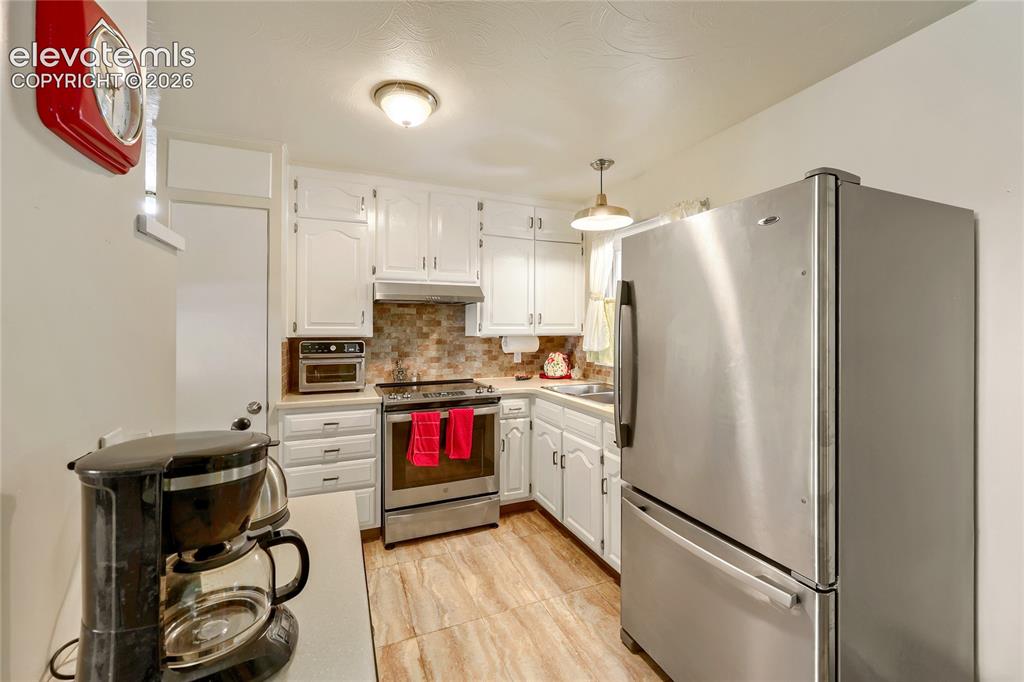 Image 13 of 29: Kitchen