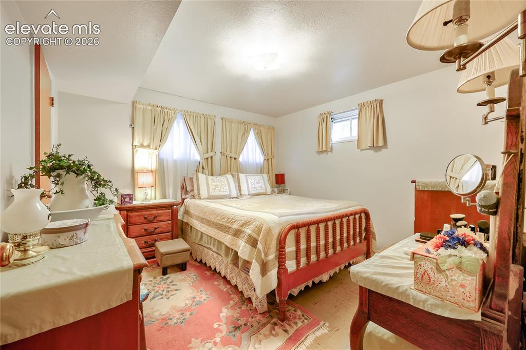 Image 17 of 29: Bedroom