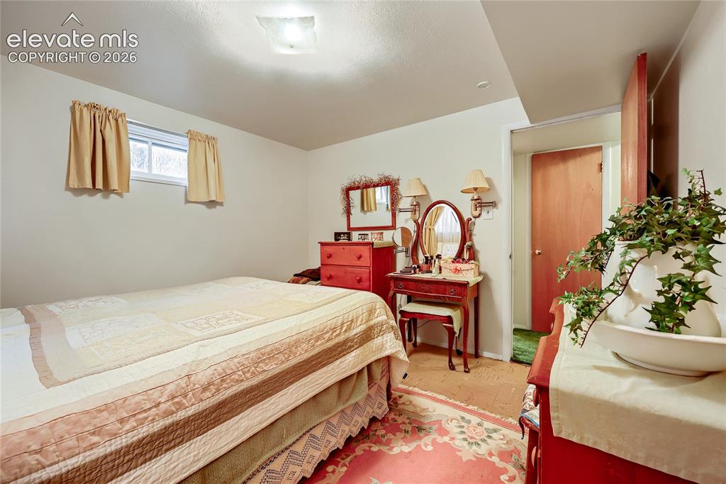 Image 18 of 29: Bedroom
