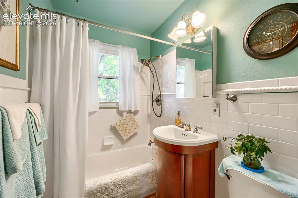 Image 19 of 29: Bathroom