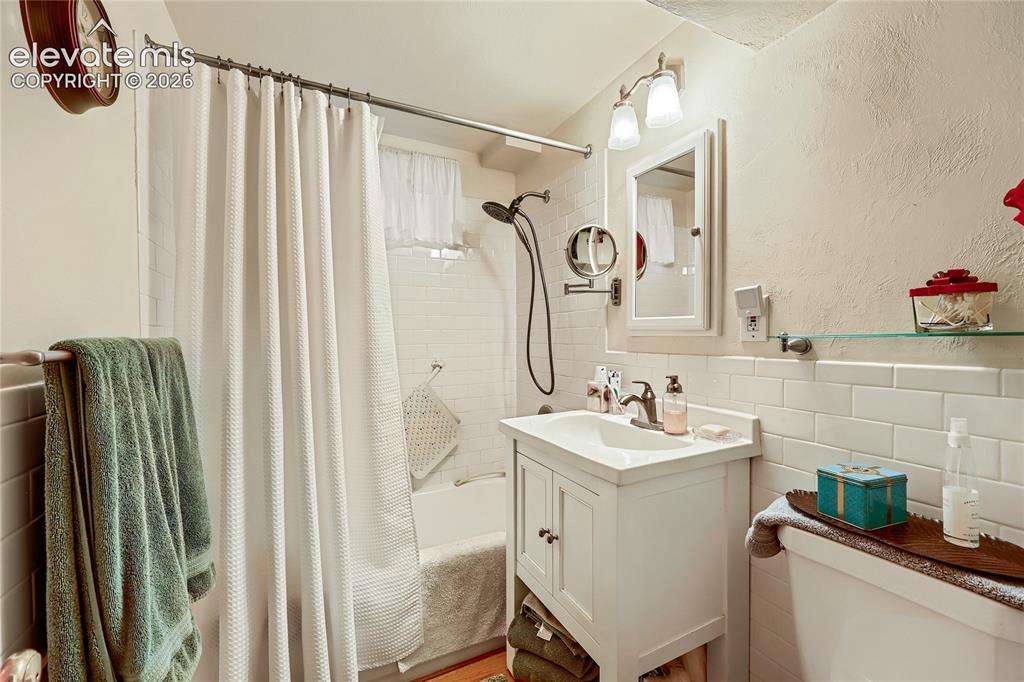 Image 25 of 29: Bathroom