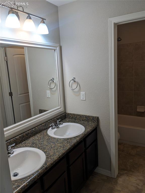Image 18 of 30: Bathroom
