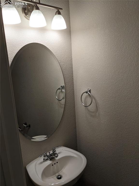 Image 21 of 30: Bathroom