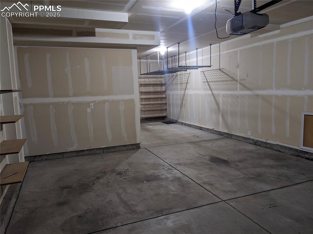 Image 23 of 30: Garage