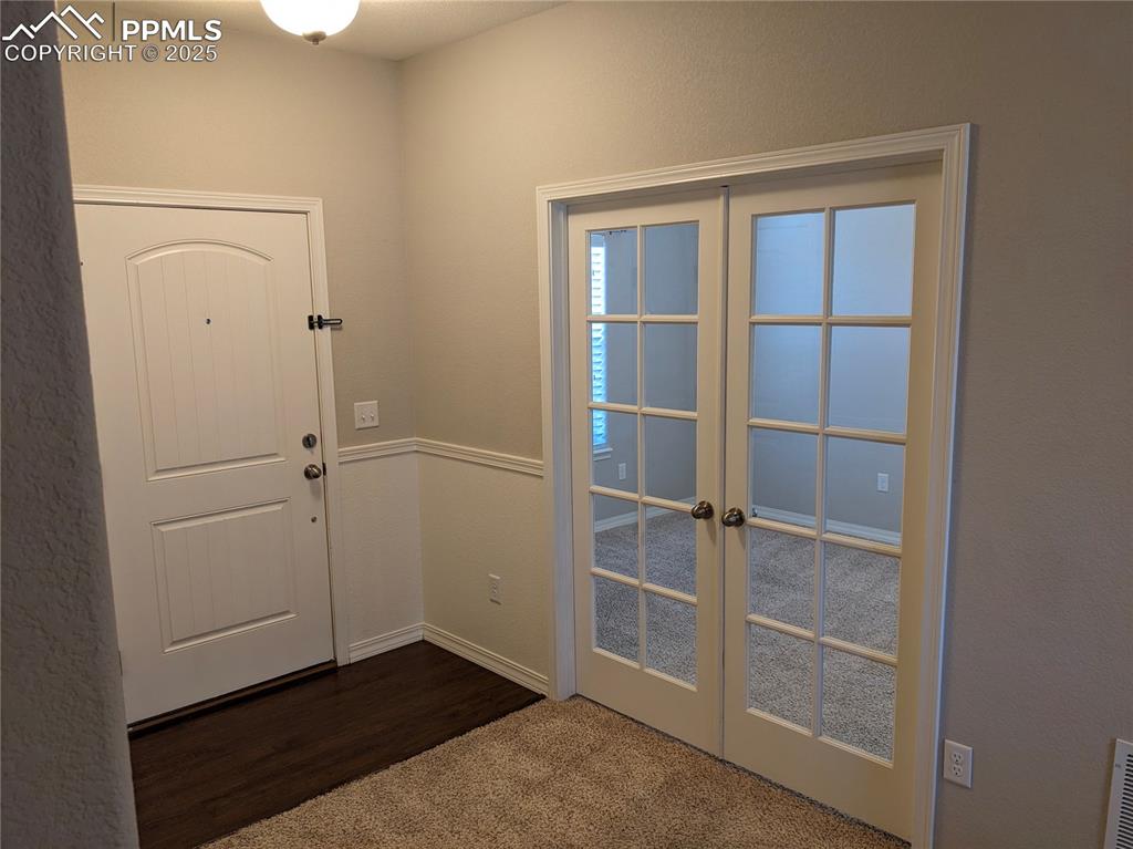 Image 3 of 30: Entry