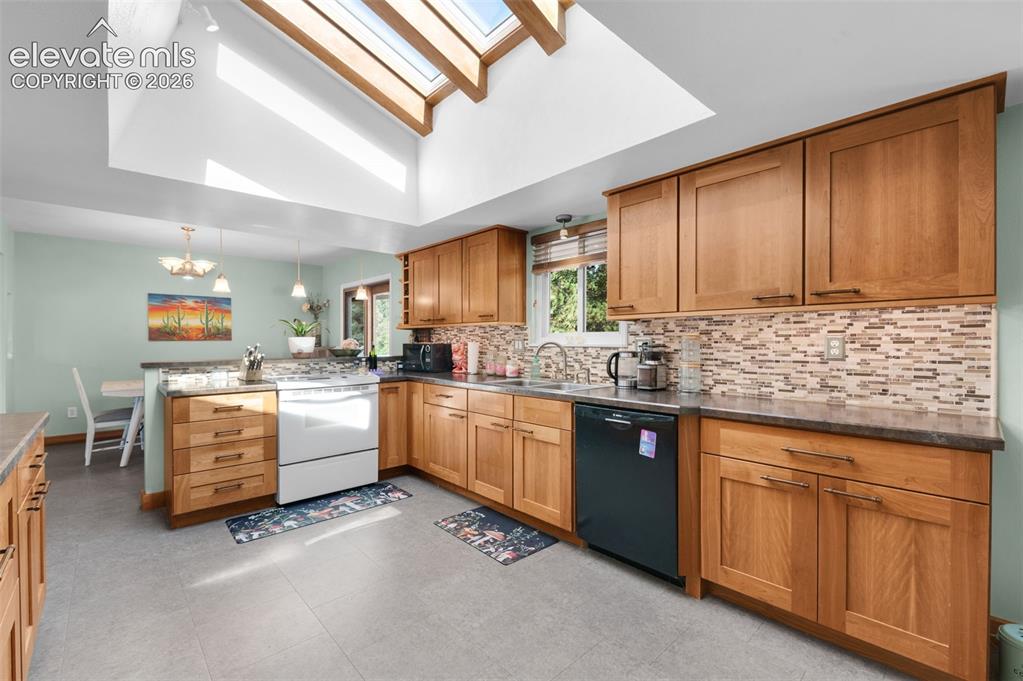 Image 10 of 44: Kitchen