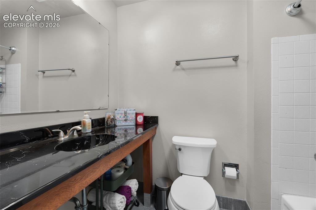 Image 23 of 44: Bathroom