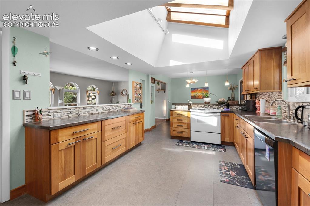 Image 9 of 44: Kitchen