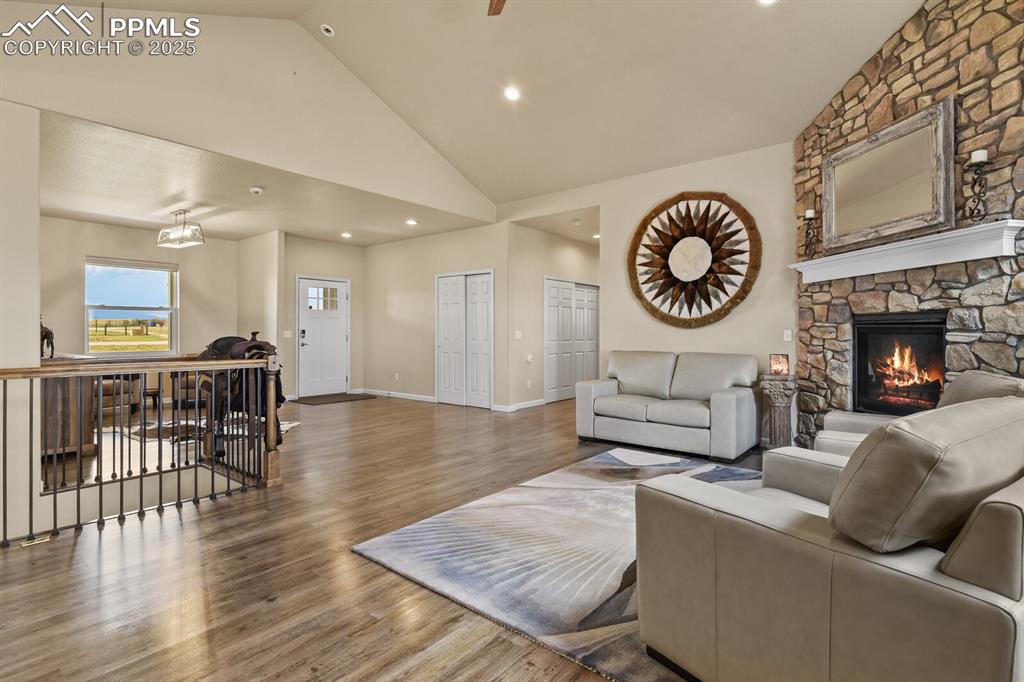 Image 10 of 50: Living Room