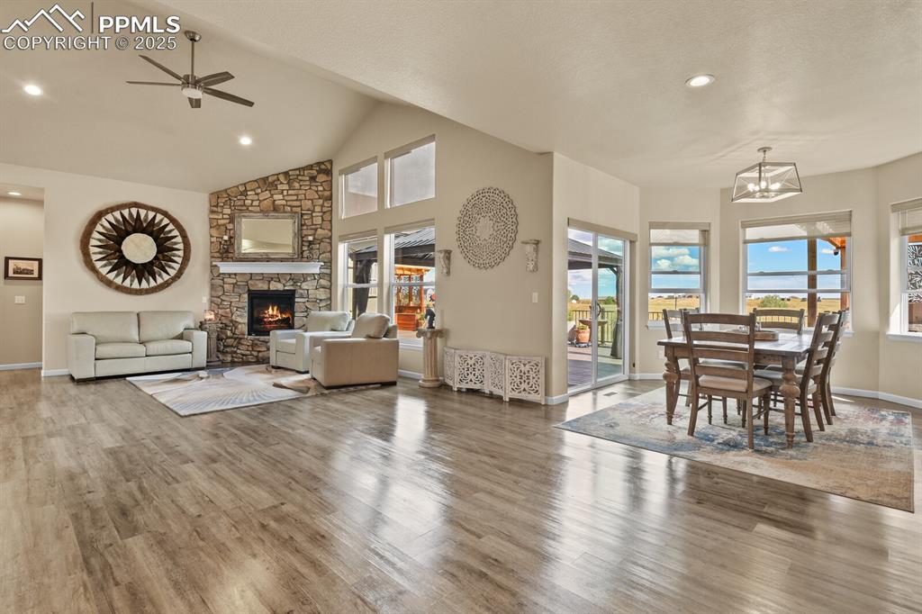 Image 12 of 50: Dining Area