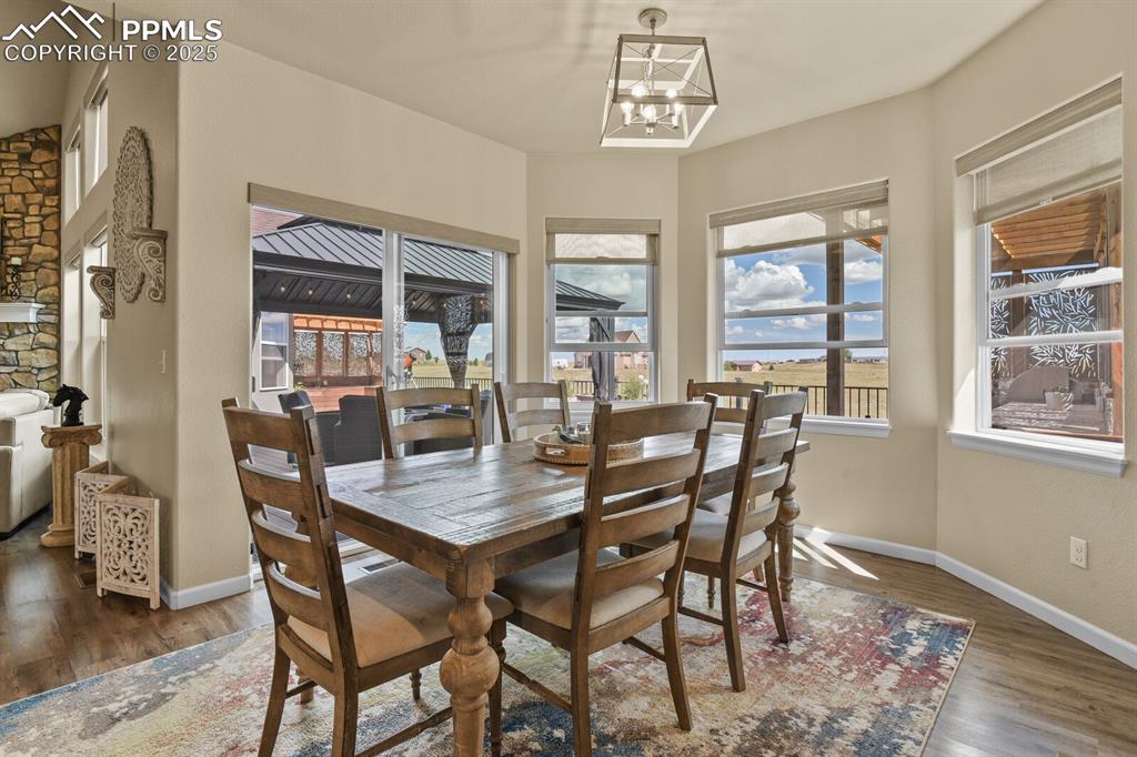 Image 14 of 50: Dining Area