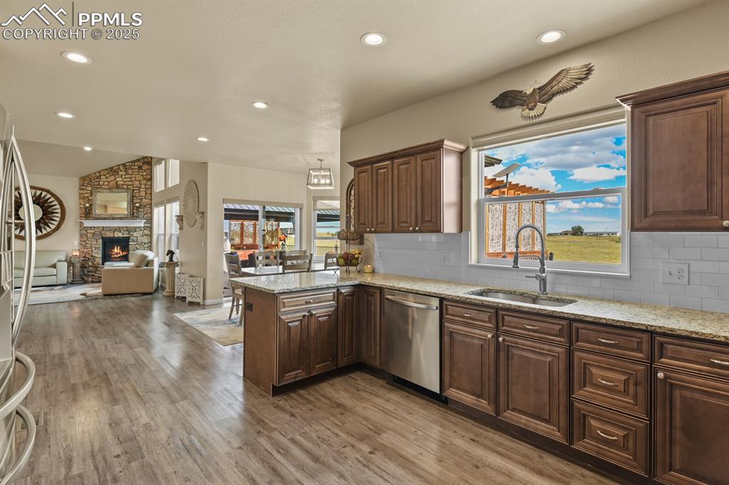 Image 20 of 50: Kitchen