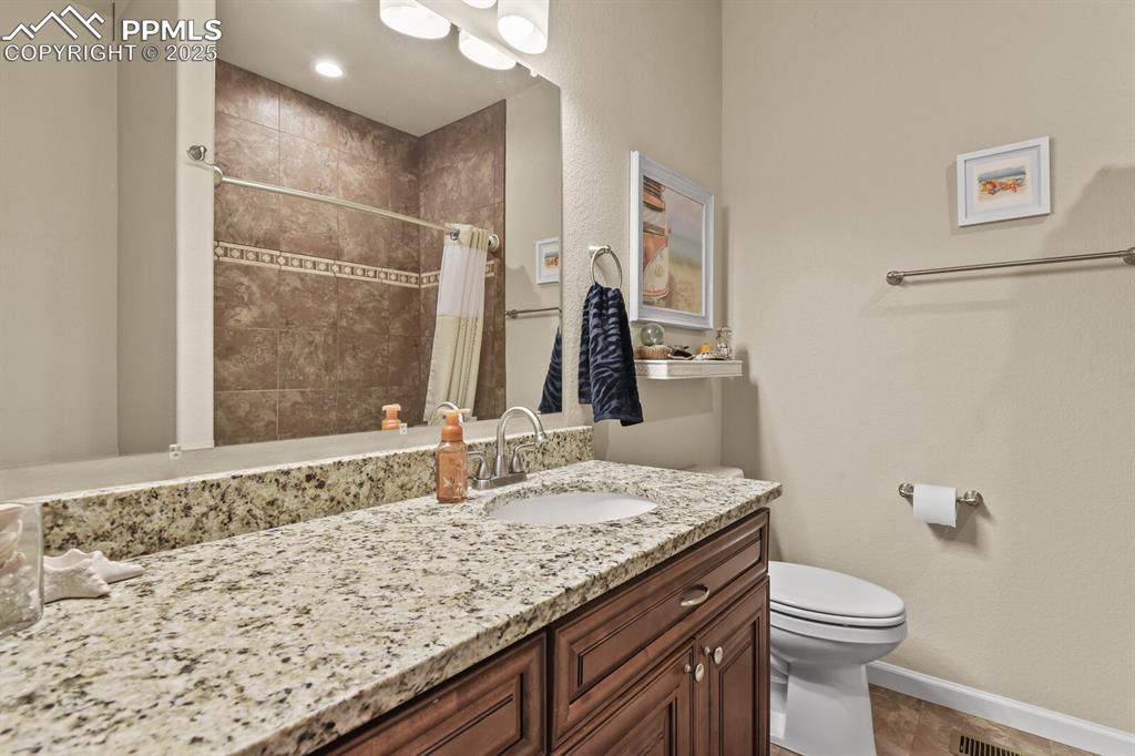 Image 26 of 50: Bathroom