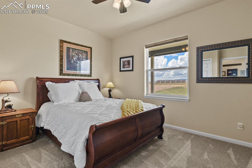 Image 27 of 50: Bedroom