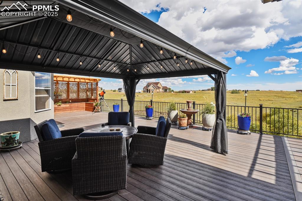 Image 42 of 50: Deck