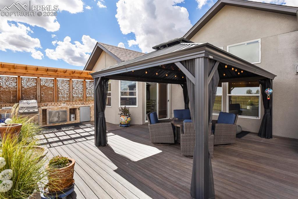 Image 43 of 50: Deck