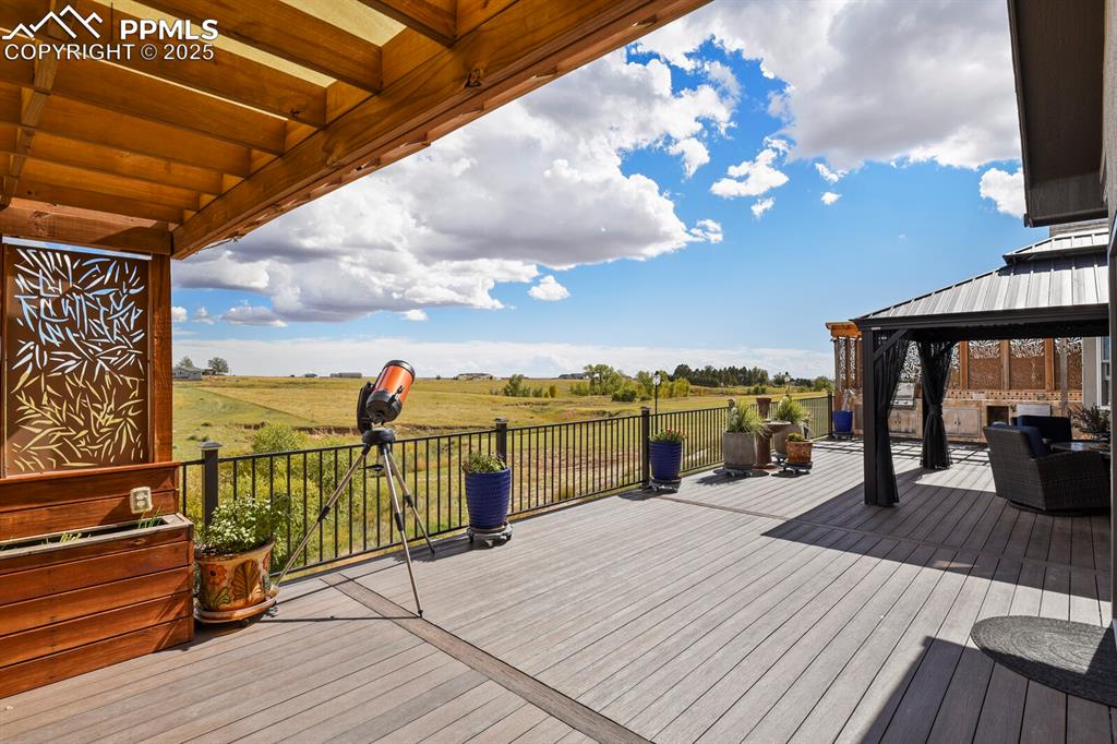 Image 46 of 50: Deck