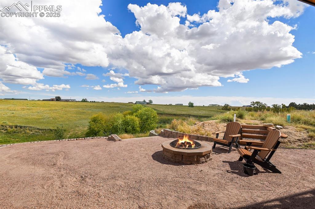 Image 48 of 50: Yard