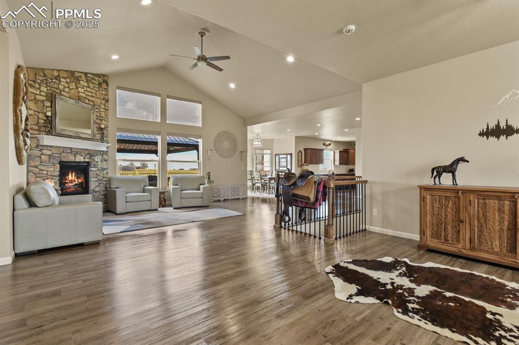 Image 6 of 50: Living Room