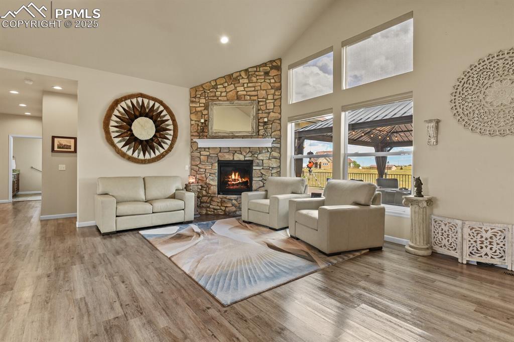 Image 7 of 50: Living Room