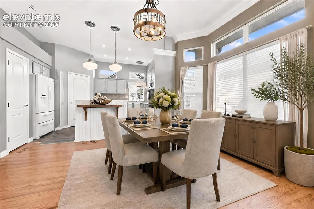 Image 10 of 50: Dining Area
