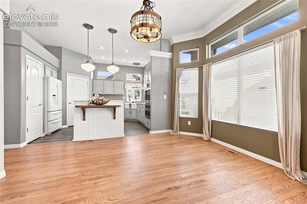 Image 11 of 50: Kitchen