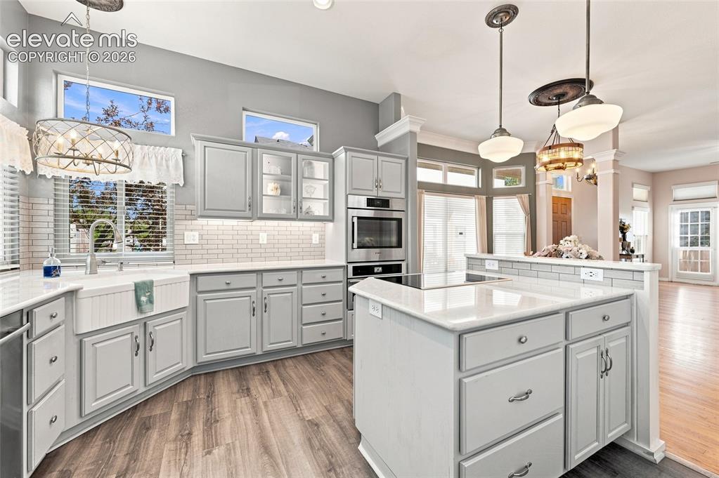 Image 16 of 50: Kitchen