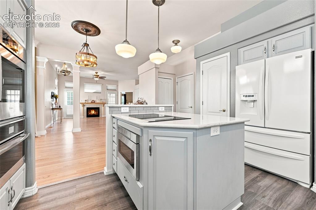 Image 18 of 50: Kitchen