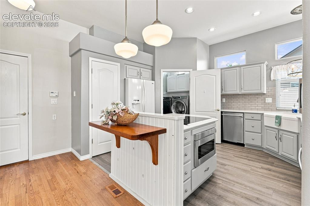 Image 19 of 50: Kitchen