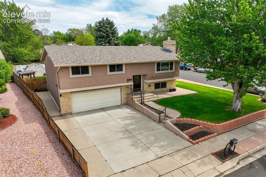 Image 2 of 50: Clean, Manicured front of home! Large Corner Lot situated in a Cul de Sac!