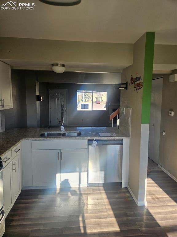 Image 10 of 20: Kitchen