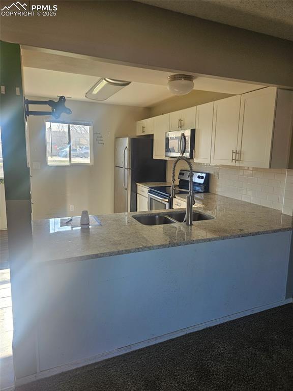 Image 7 of 20: Kitchen