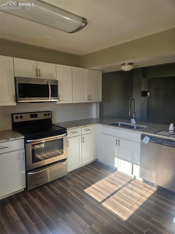 Image 9 of 20: Kitchen