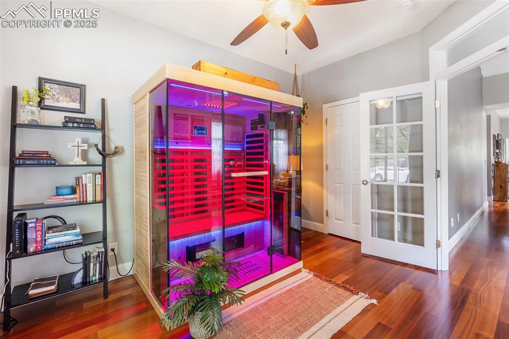 Image 12 of 45: Bedroom