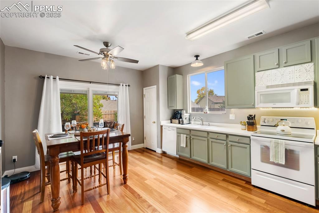 Image 13 of 45: Kitchen