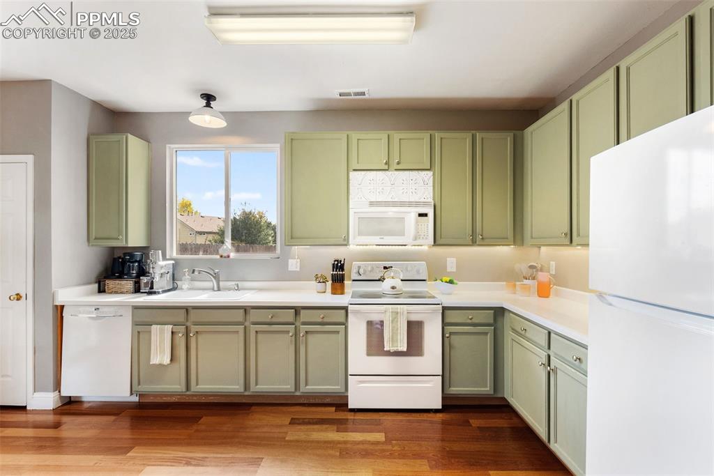 Image 14 of 45: Kitchen