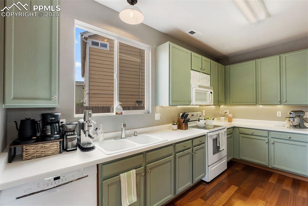 Image 16 of 45: Kitchen