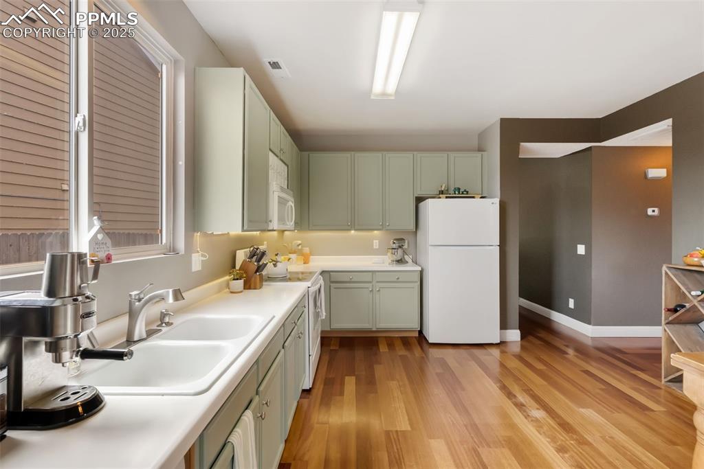 Image 17 of 45: Kitchen