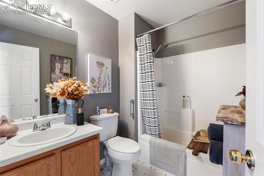 Image 21 of 45: Bathroom