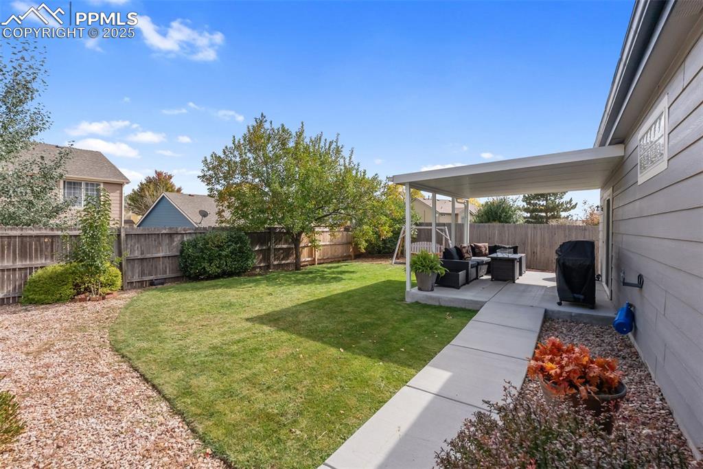 Image 38 of 45: Yard