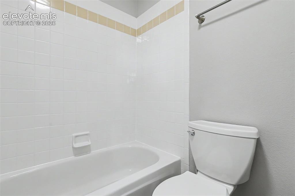Image 18 of 28: Bathroom