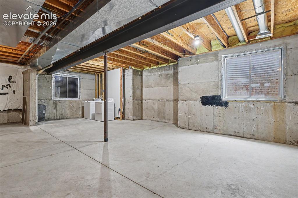 Image 23 of 28: Wow look at all that space and higher ceilings