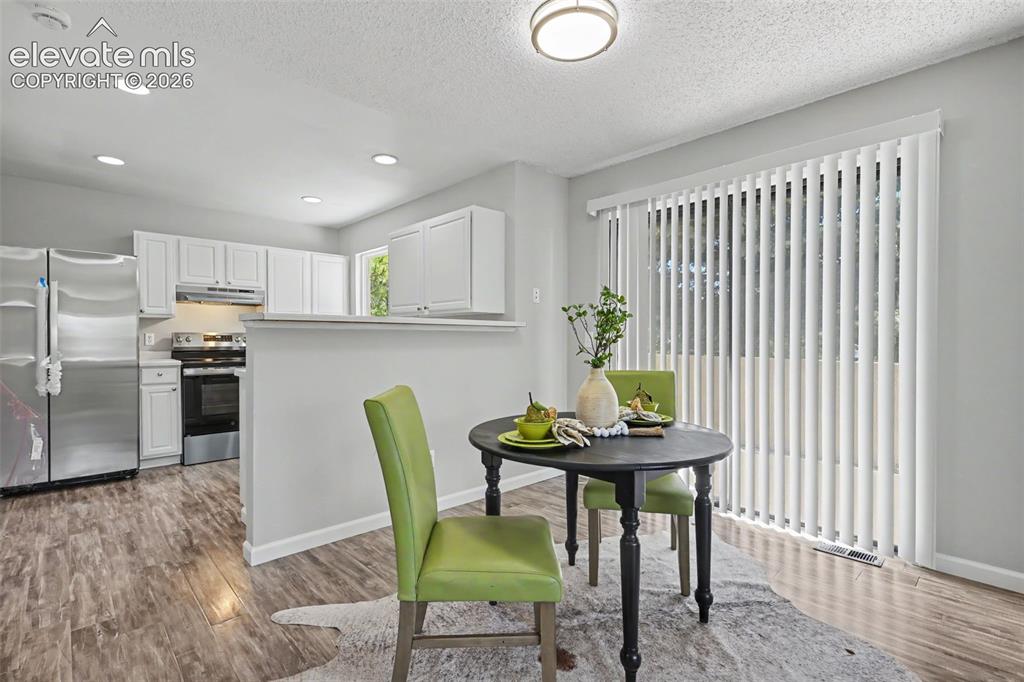 Image 6 of 28: Dining Area