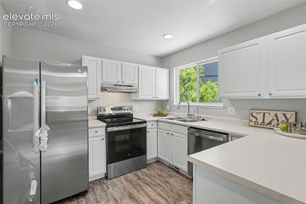 Image 7 of 28: New appliances