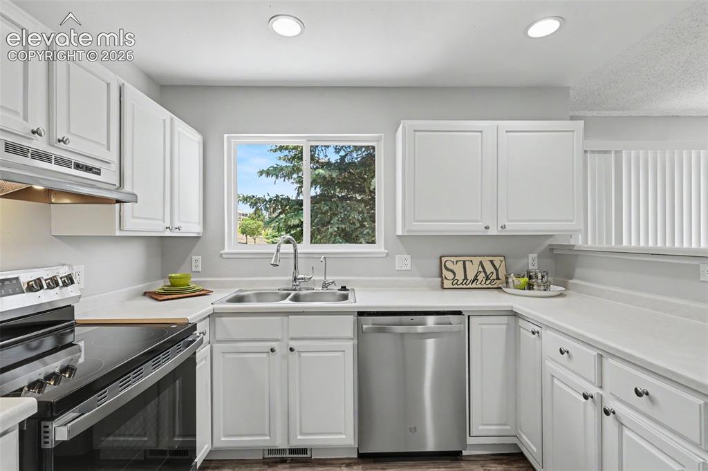 Image 8 of 28: Kitchen
